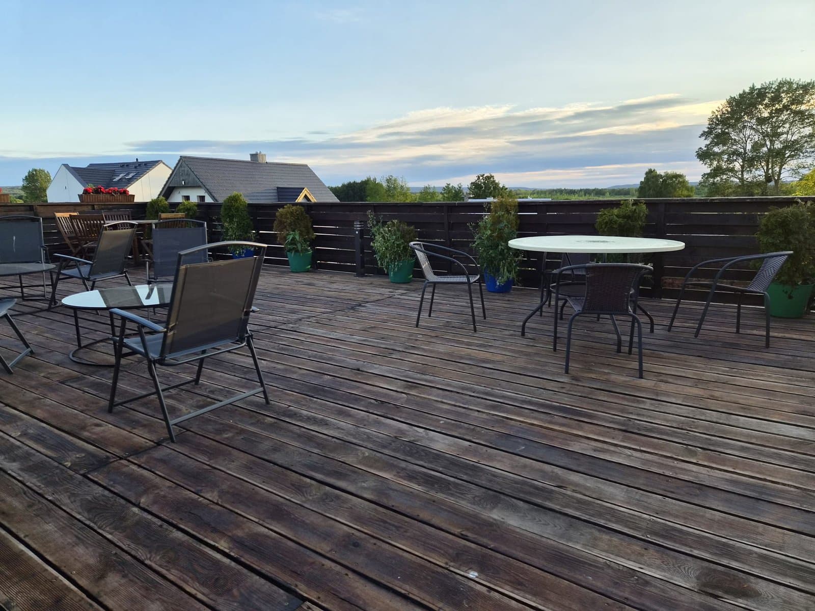Prywatny taras Villa Vasco — meble ogrodowe i rośliny